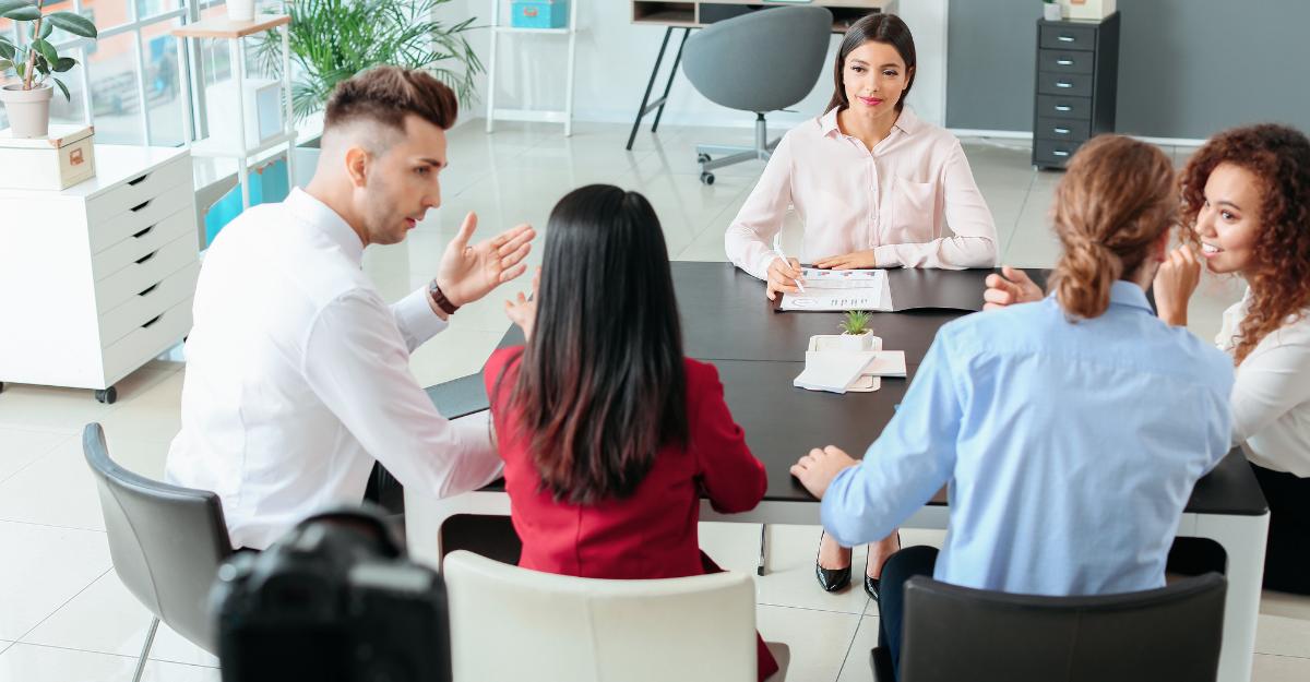 Profissões que trabalham com pessoas, mas fora do atendimento direto