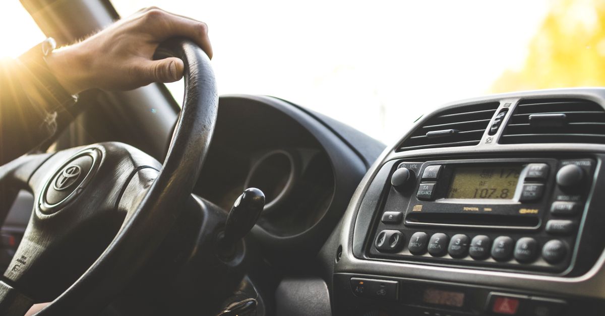 mano al volante de un auto