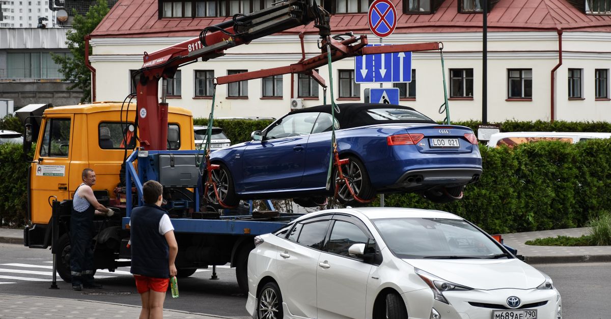grúa remolcando un auto en la carretera