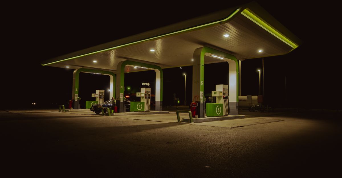 boquilla de combustible cargando el tanque de un auto en la estación