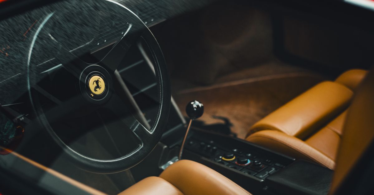 palanca de cambios de un auto vista de cerca desde el asiento