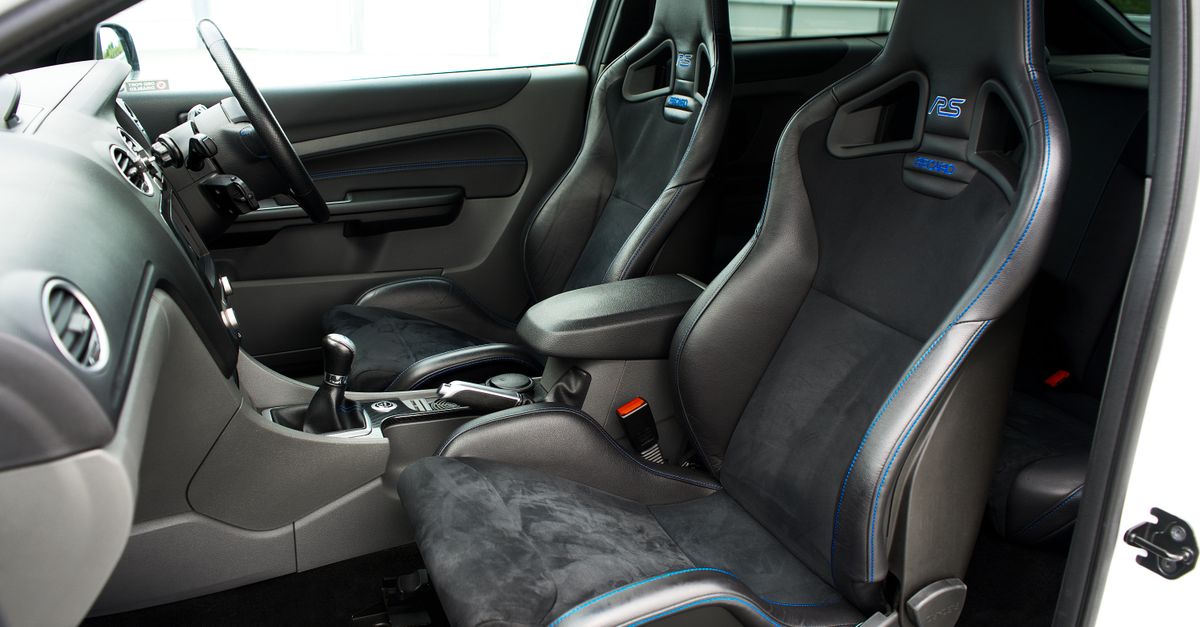 costura del asiento de cuero de un auto en exhibición vista de cerca