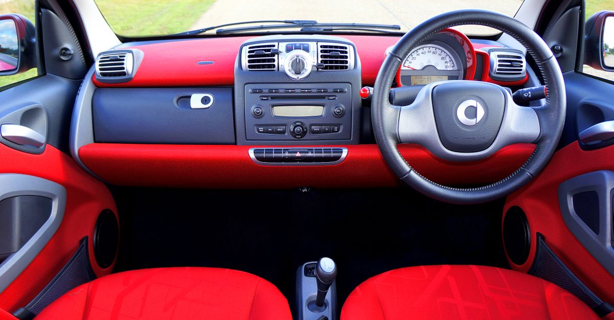 guantera abierta en el tablero de un auto vista desde el asiento