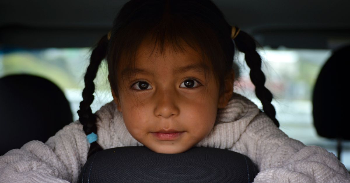 anclaje para silla infantil en el asiento trasero de un auto