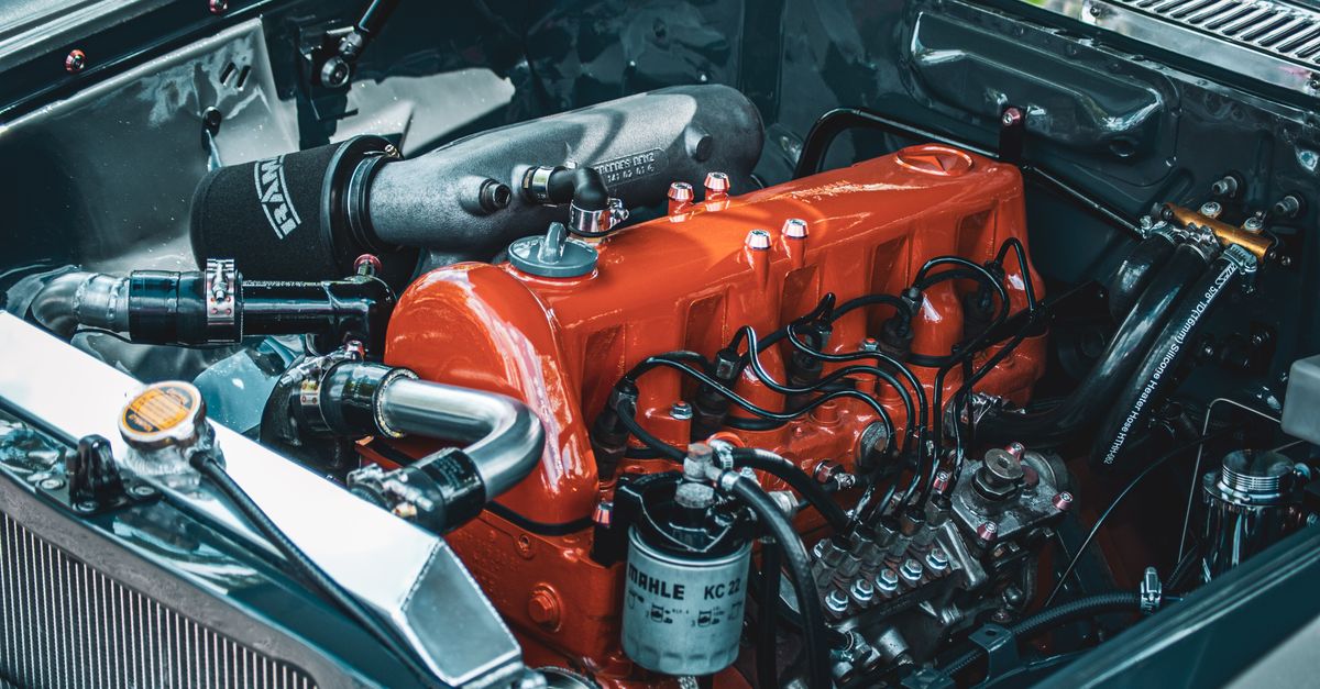 mangueras y conexiones del compartimento del motor de un auto nuevo