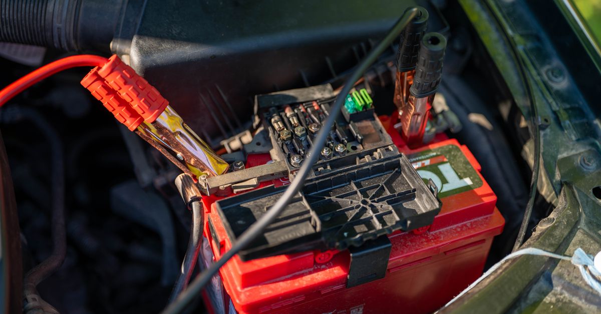 bornes de la batería de un auto vistos con el capó abierto