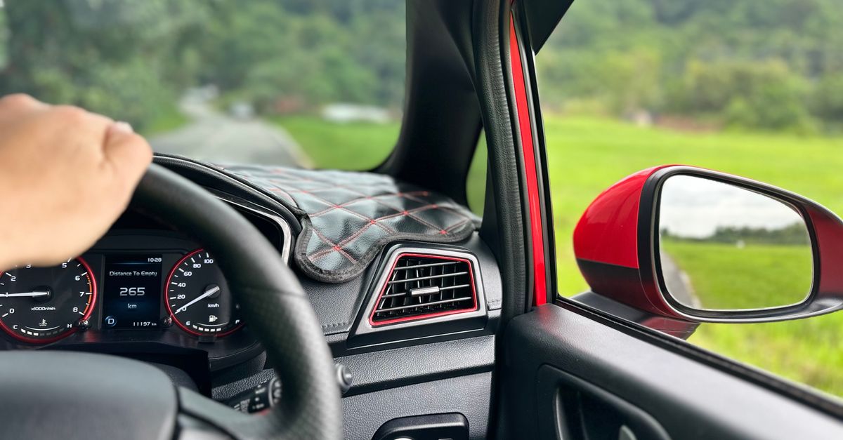 filtro de aire de cabina nuevo junto al auto