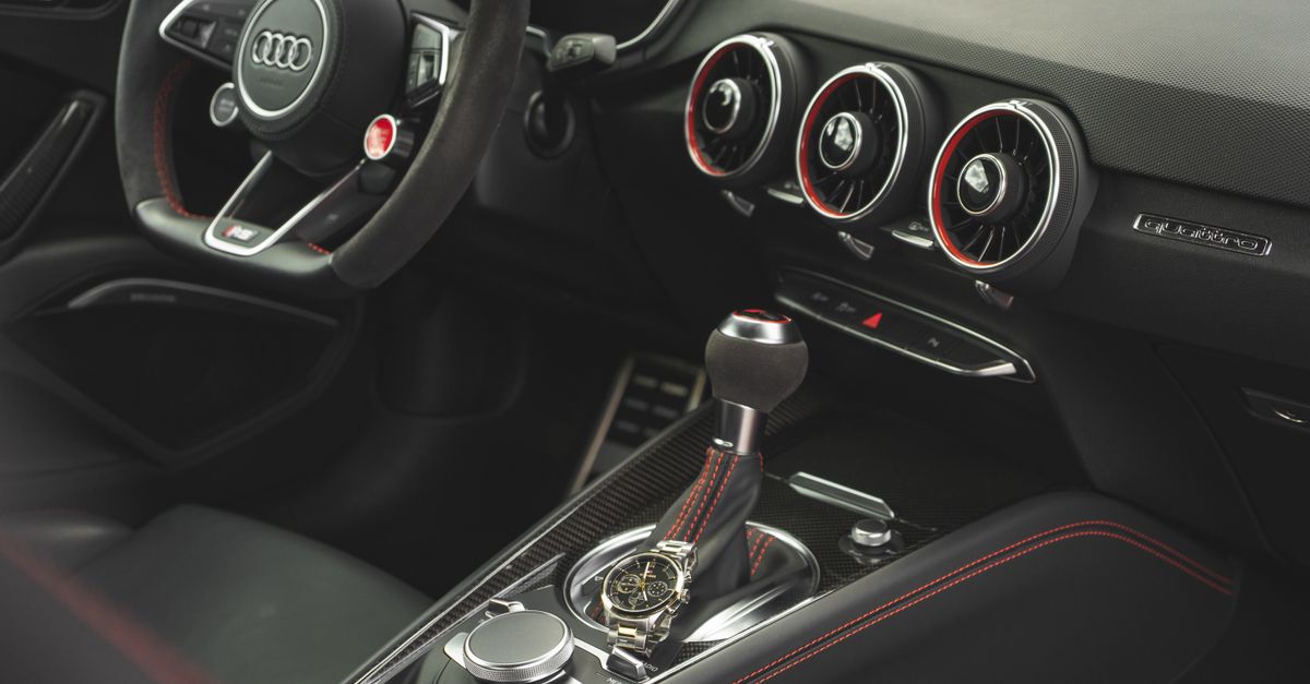 palanca de cambios con pomo de cuero en el interior de un auto