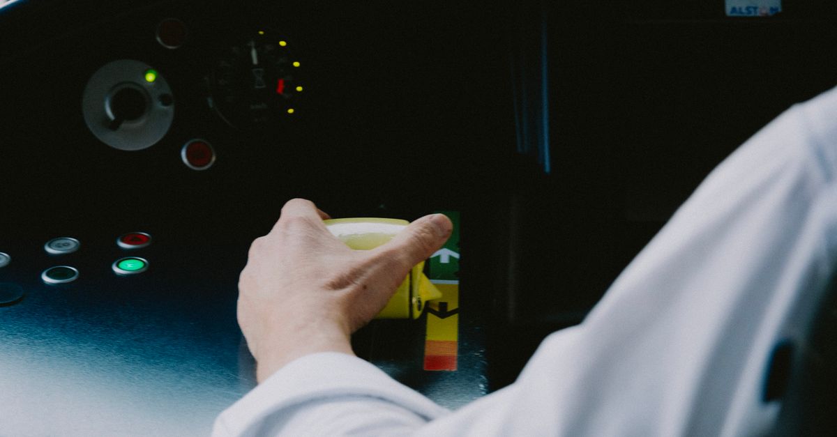 botón de luces de emergencia en el tablero de un auto