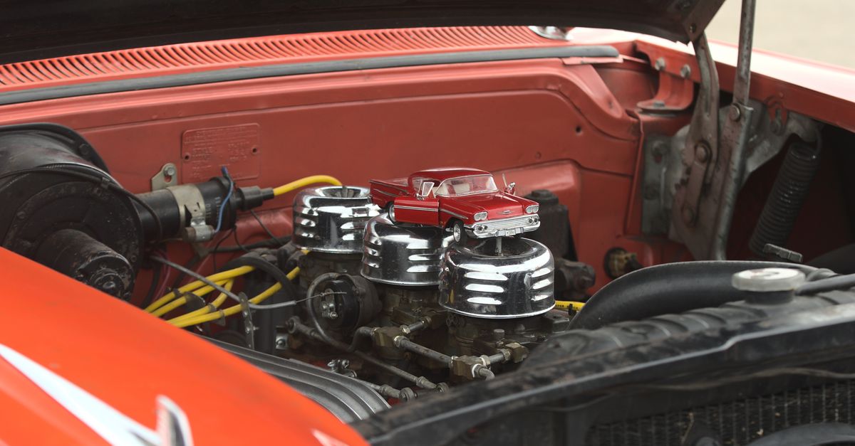tapa del radiador en el vano del motor de un auto