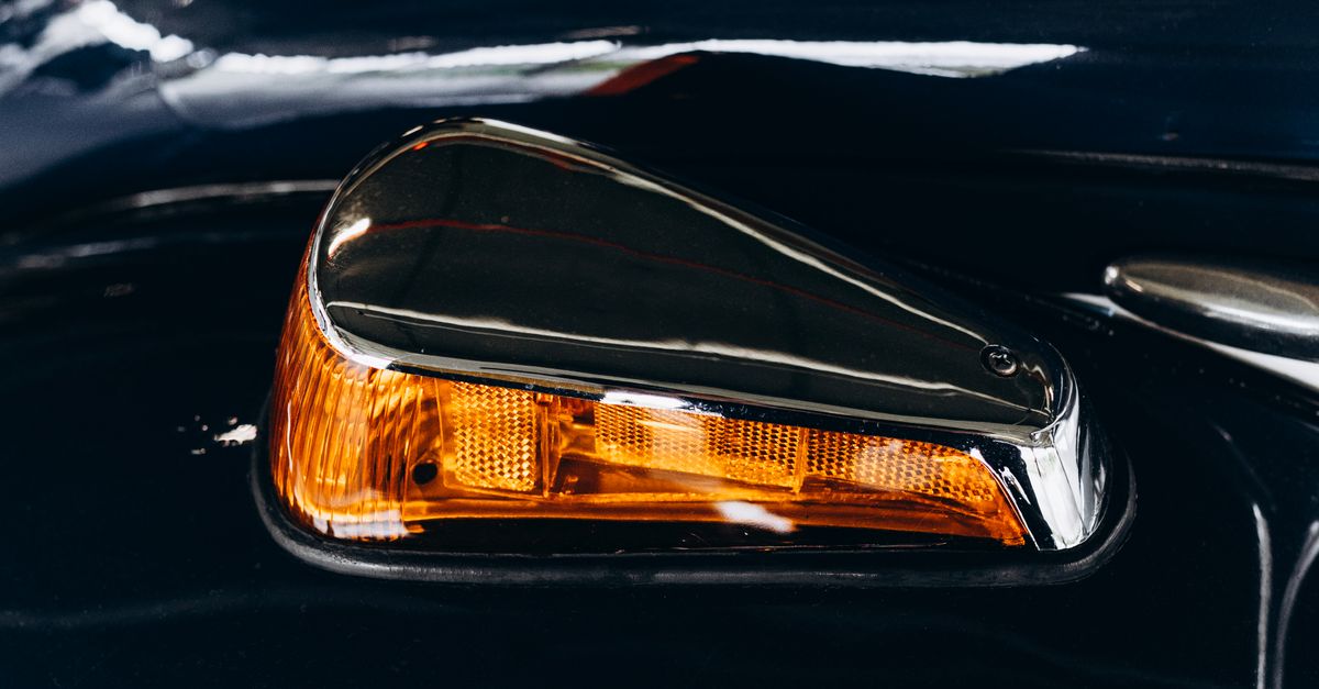 faro delantero de un auto visto de cerca con la lente limpia