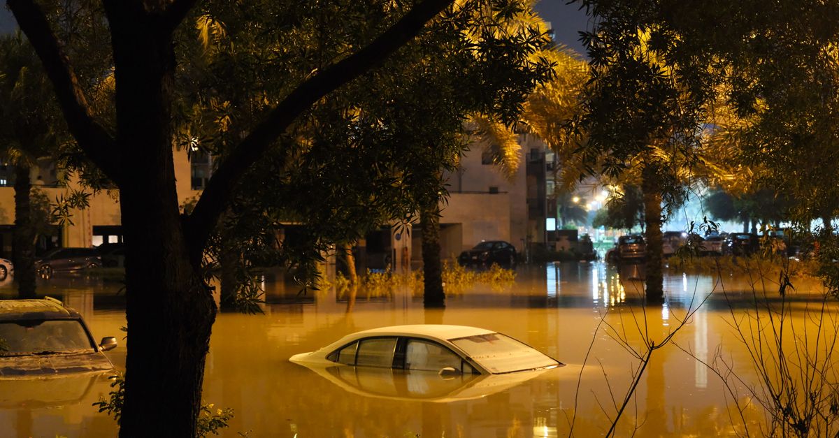 auto estacionado en una calle inundada tras una lluvia intensa