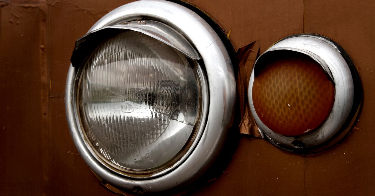 faro delantero roto de un auto visto de cerca tras un golpe