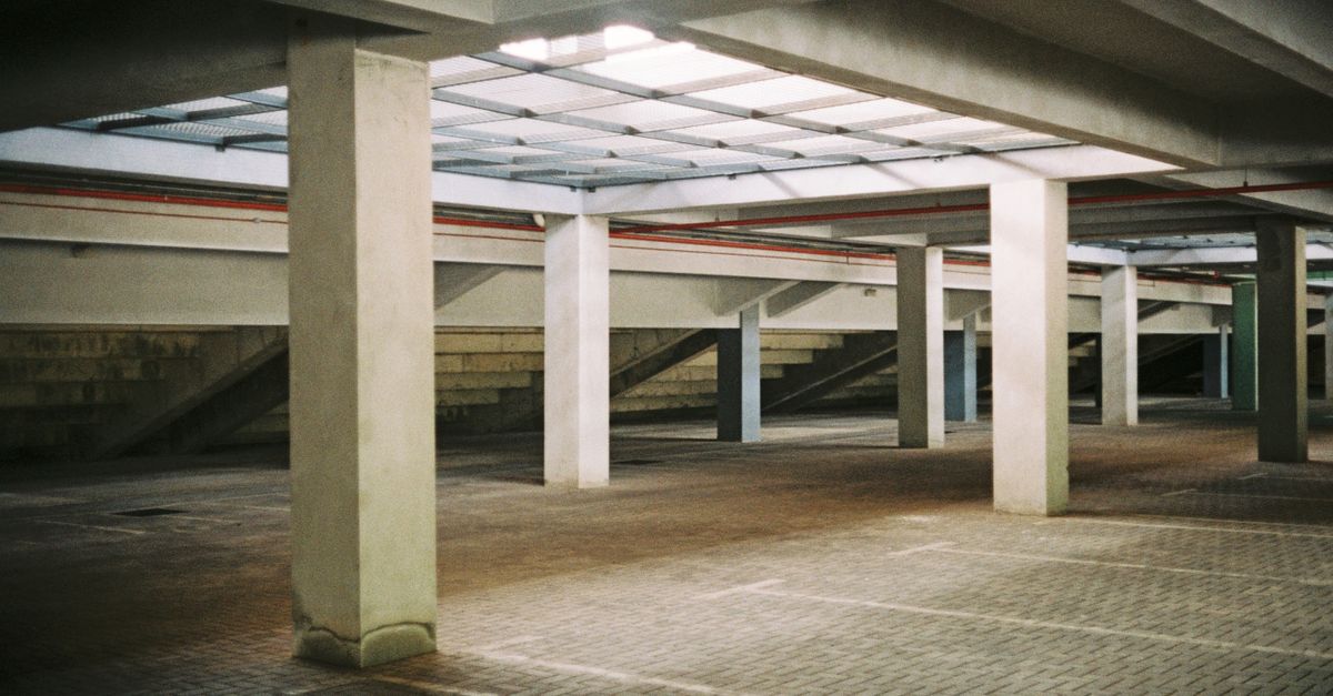 espacio vacío entre dos autos en un estacionamiento de calle
