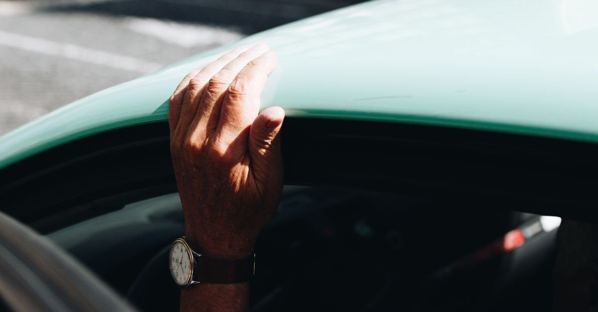 entrega de la llave de un auto entre dos personas