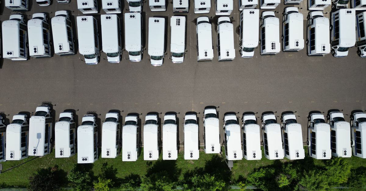 hilera de autos blancos iguales estacionados en un patio
