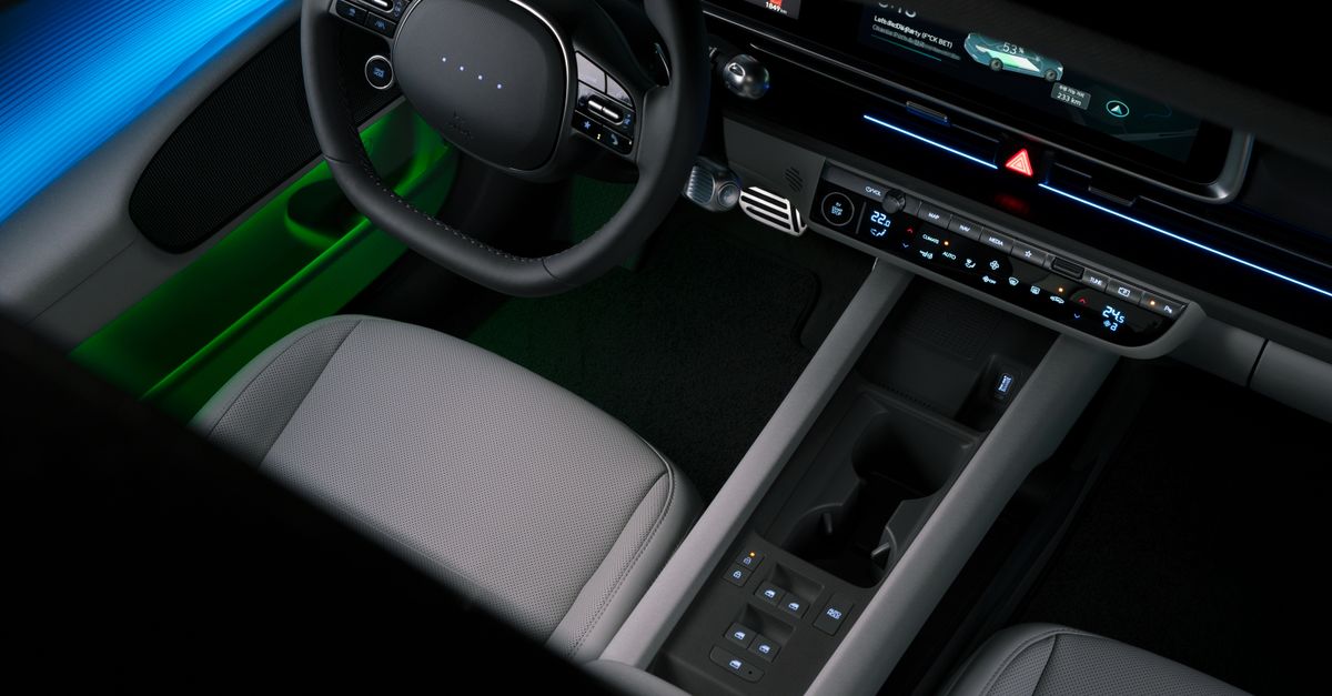 palanca de cambios de un auto vista desde el asiento del conductor