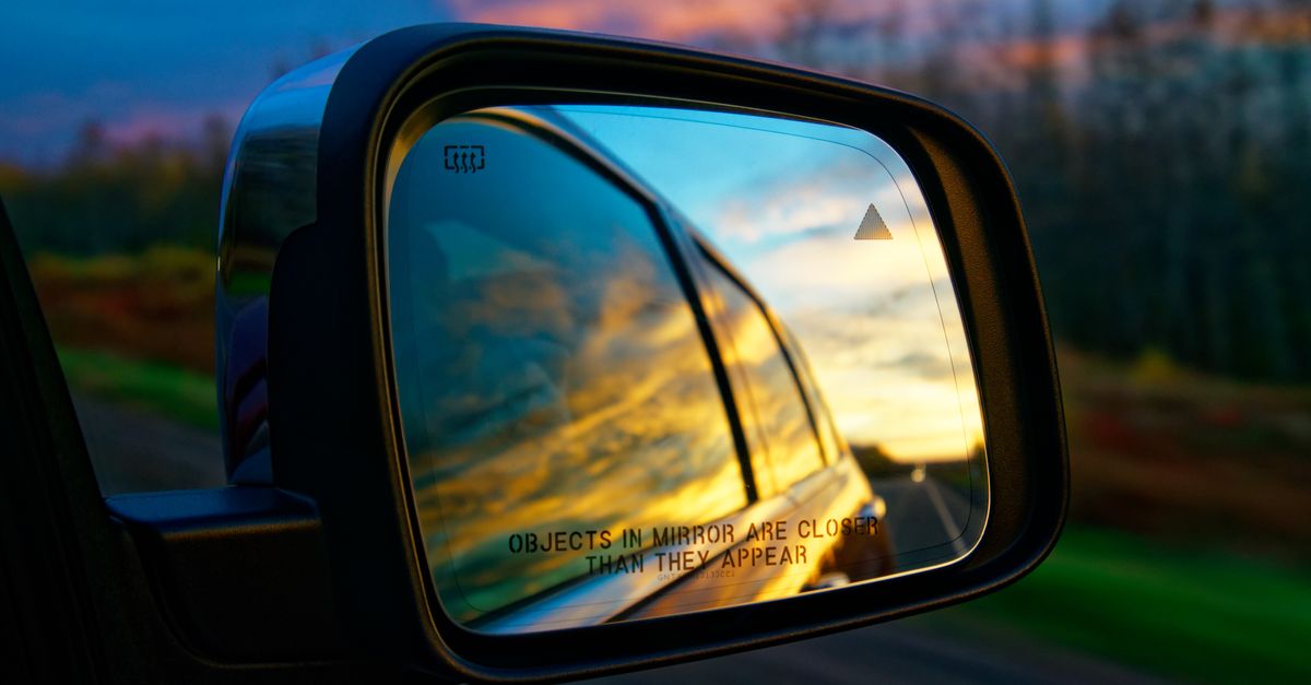 espejo lateral de un auto visto de cerca desde el interior