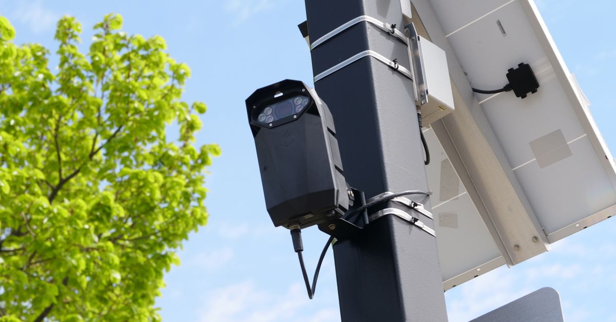 cámara de control de tráfico montada en un poste sobre una avenida