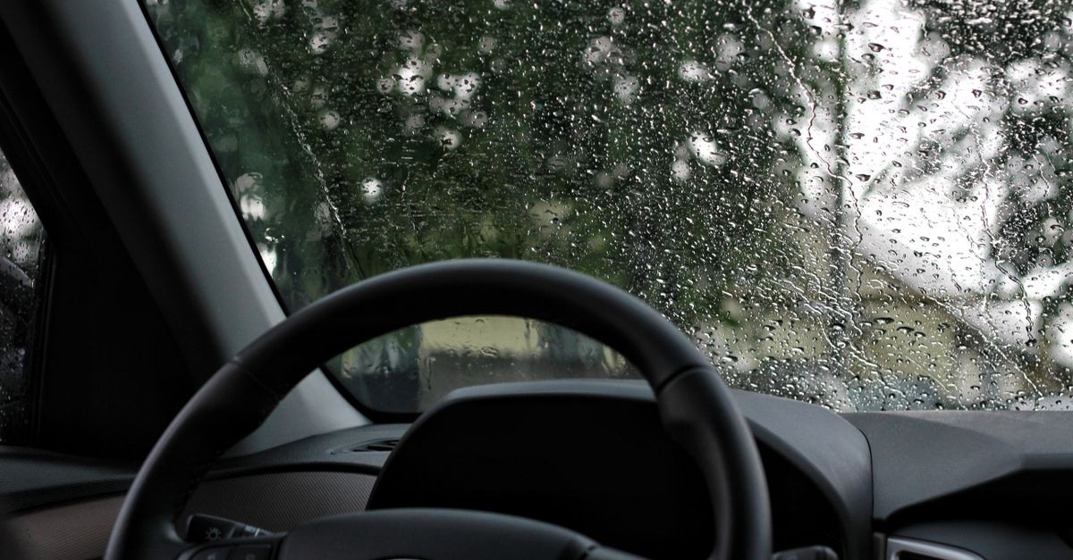 escobilla del limpiaparabrisas barriendo gotas de lluvia sobre el vidrio