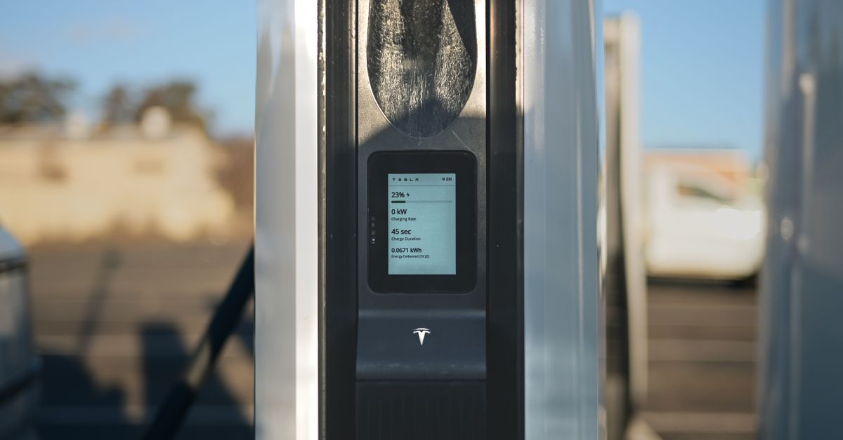 Cargar un auto eléctrico en casa y en la calle: tipos y costos
