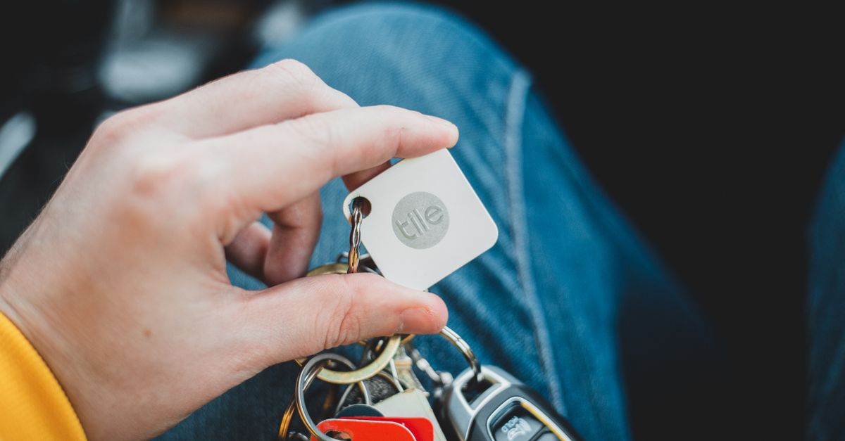 una mano sostiene las llaves de un auto