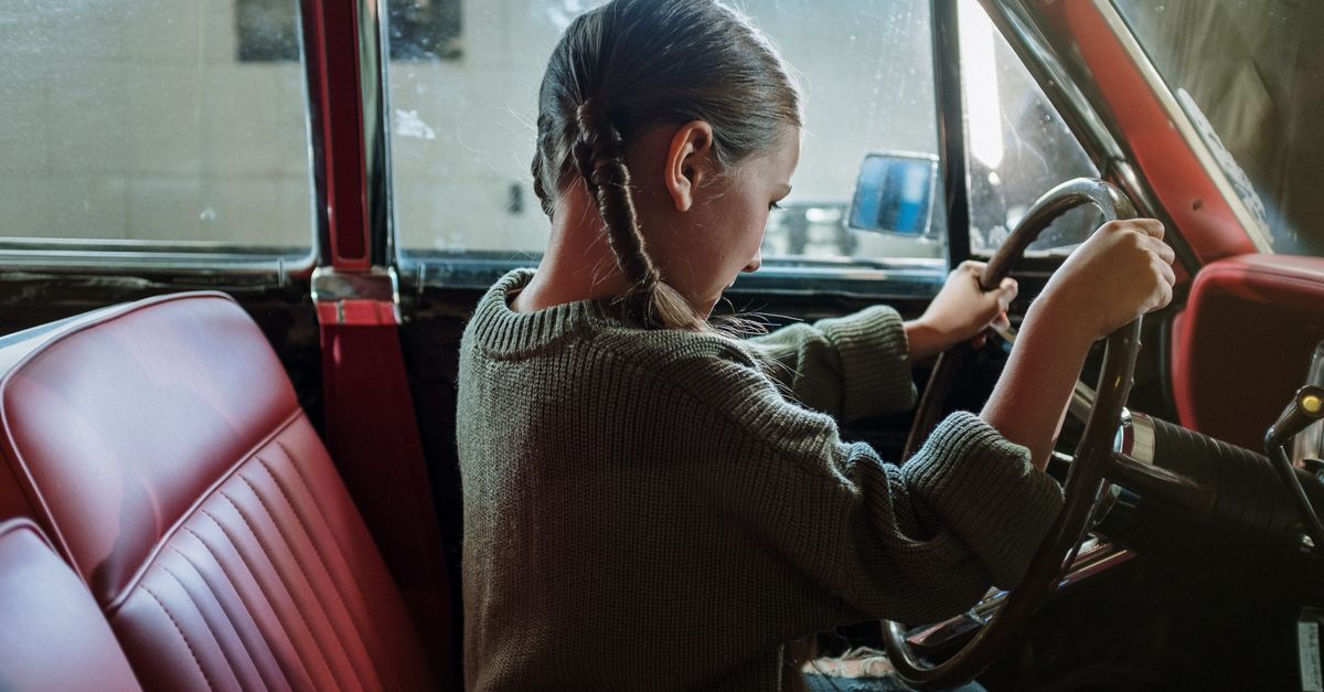 niña sentada en el asiento de un auto